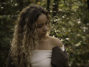vrouw-bos-herfst-krullen-krachtig-intiem-natuurlijk-licht-EefFotografeert-Schoonhoven