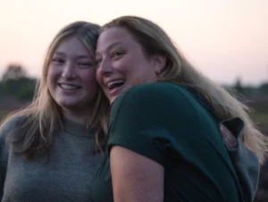 Verbinding tussen moeder en dochter. Een onderonsje en gewoon samen lol hebben, gefotografeert door Eeffotografeert