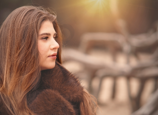 Portret van vrouw in natuurlijk licht, buiten in het bos, rustig en ongedwongen gefotografeerd door Eef Fotografeert. Panbos in Zeist