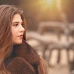 Portret van vrouw in natuurlijk licht, buiten in het bos, rustig en ongedwongen gefotografeerd door Eef Fotografeert. Panbos in Zeist