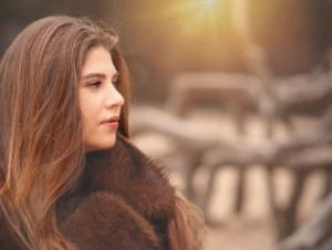 Portret van vrouw in natuurlijk licht, buiten in het bos, rustig en ongedwongen gefotografeerd door Eef Fotografeert. Panbos in Zeist