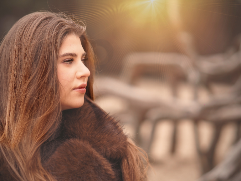 Portret van vrouw in natuurlijk licht, buiten in het bos, rustig en ongedwongen gefotografeerd door Eef Fotografeert. Panbos in Zeist