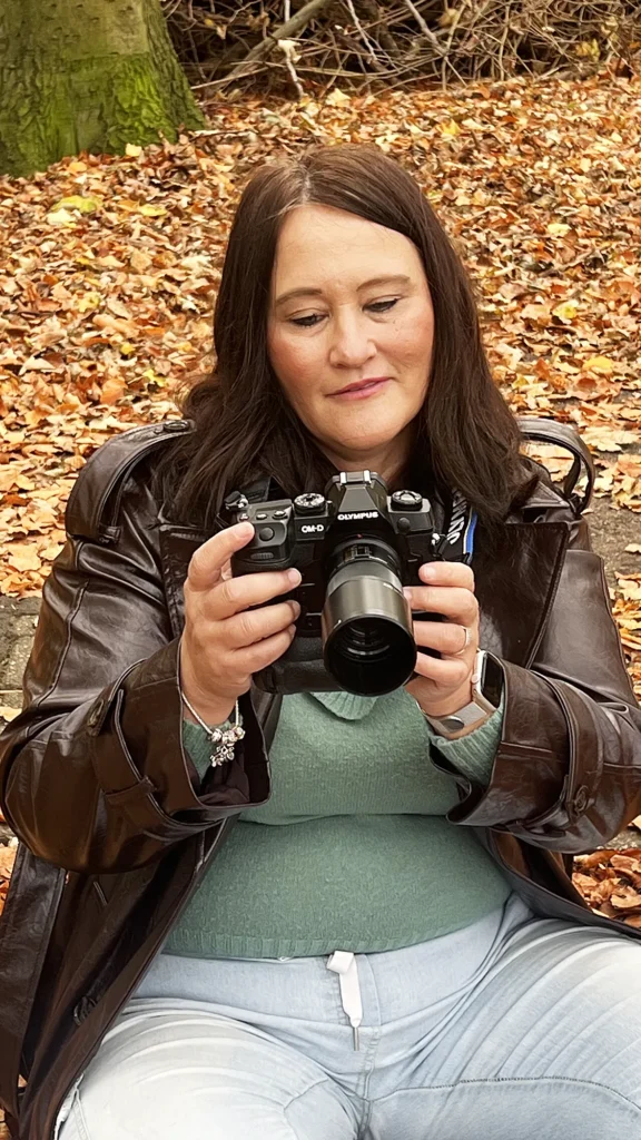 Een foto van Eveline op locatie terwijl ze bezig is met de fotosessie