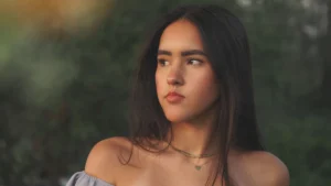 Veel vrouwen vinden het spannend om op de foto te gaan. Ze zeggen dingen als: “ik ben niet fotogeniek” “ik weet niet hoe ik moet kijken” “ik voel me ongemakkelijk voor een camera” Dat hoor ik bijna elke week. En toch gebeurt er tijdens een fotoshoot vaak iets moois. Niet omdat iemand ineens verandert. Maar omdat ze zichzelf op een andere manier terugziet. Zachter. Puurder. Meer zichzelf. Daarom heb ik de serie “Je Ware Zelf” ontwikkeld.