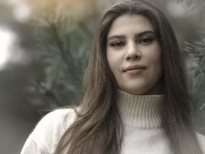 vrouw winter bos kwetsbaar zacht licht natuurlijk licht fotograaf Eveline Eef Fotografeert Panbos